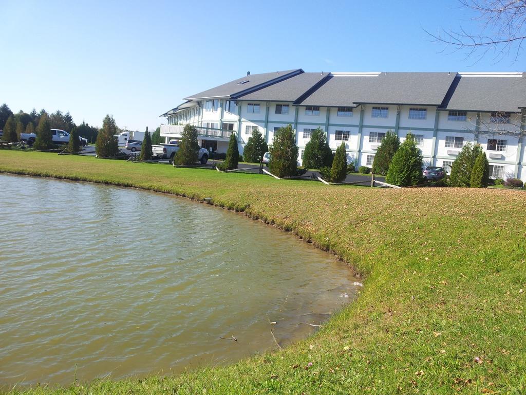 Days Inn By Wyndham Shelburne/Burlington Экстерьер фото