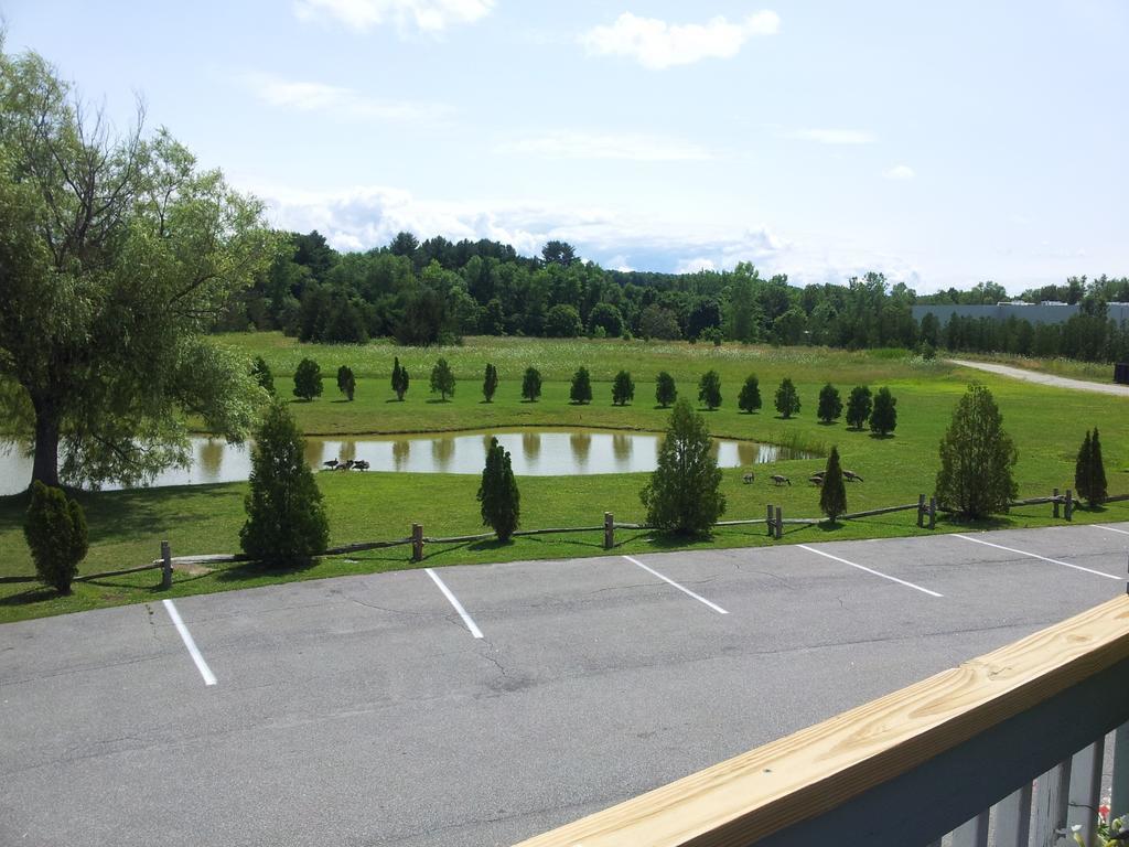 Days Inn By Wyndham Shelburne/Burlington Экстерьер фото