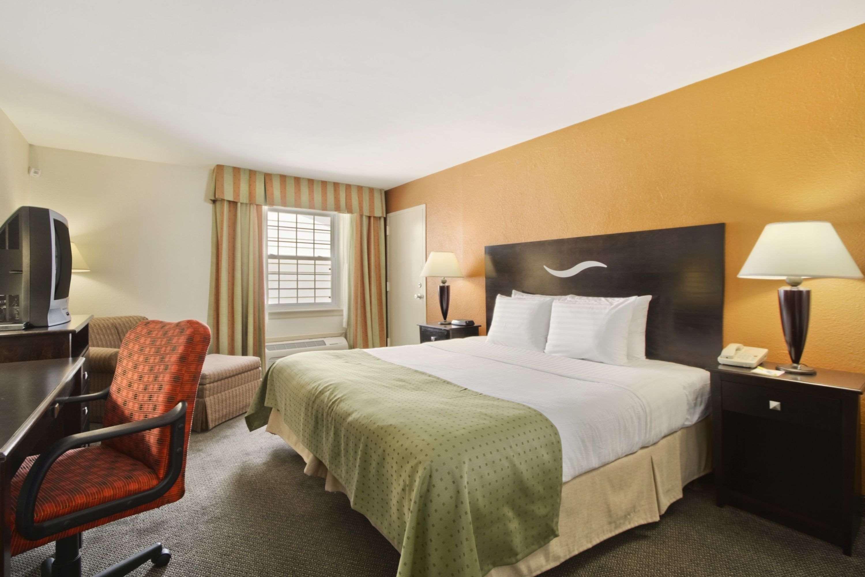 Days Inn By Wyndham Shelburne/Burlington Экстерьер фото